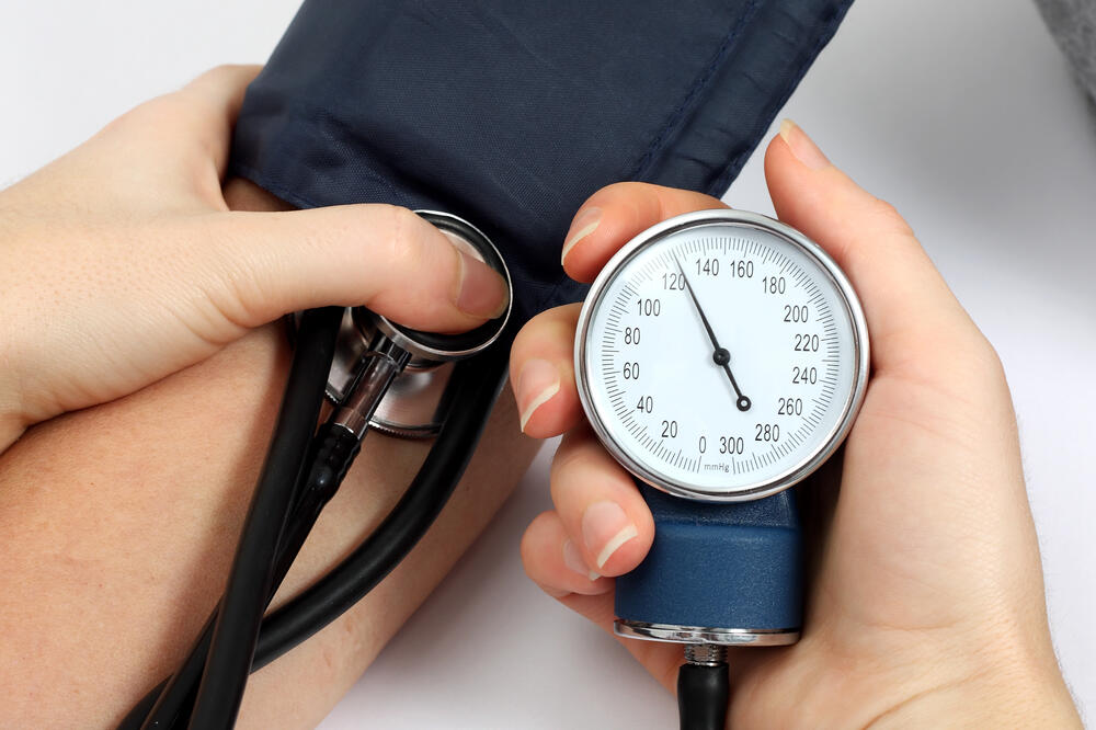 kako smanjiti visok krvni pritisak prirodnim putem normální tlak fyzika