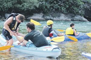 Prolaznici gađaju kajakaše sa mosta