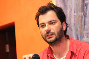 "Feb je čekao olovku": Kratki rezovi i adrenalin teksta