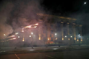 Kijev: Bacili zapaljena pirotehnička sredstva na rusku ambasadu