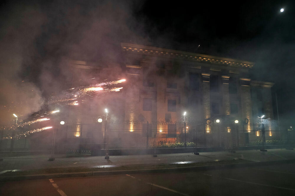 Kijev, ruska ambasada, molotovljevi kokteli, Foto: Reuters