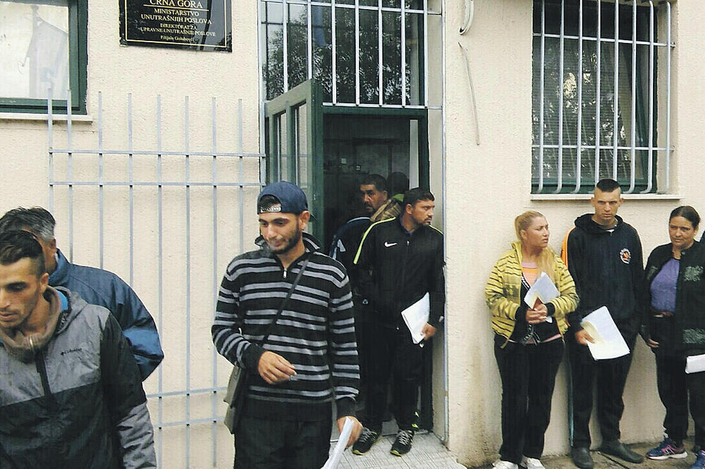 Lične karte Golubovci, Foto: Čitalac "Vijesti"