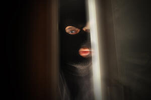 Razbojništvo u Nikšiću: Ukrao revolver, nakit, gusle, bicikl...