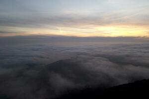 U ponedjeljak sunčano, na jugu moguća kratkotrajna kiša