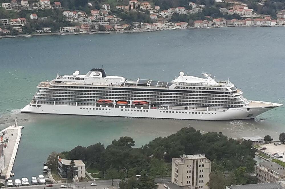 kruzer, Kotor, Viking star, Foto: Čitalac reporter
