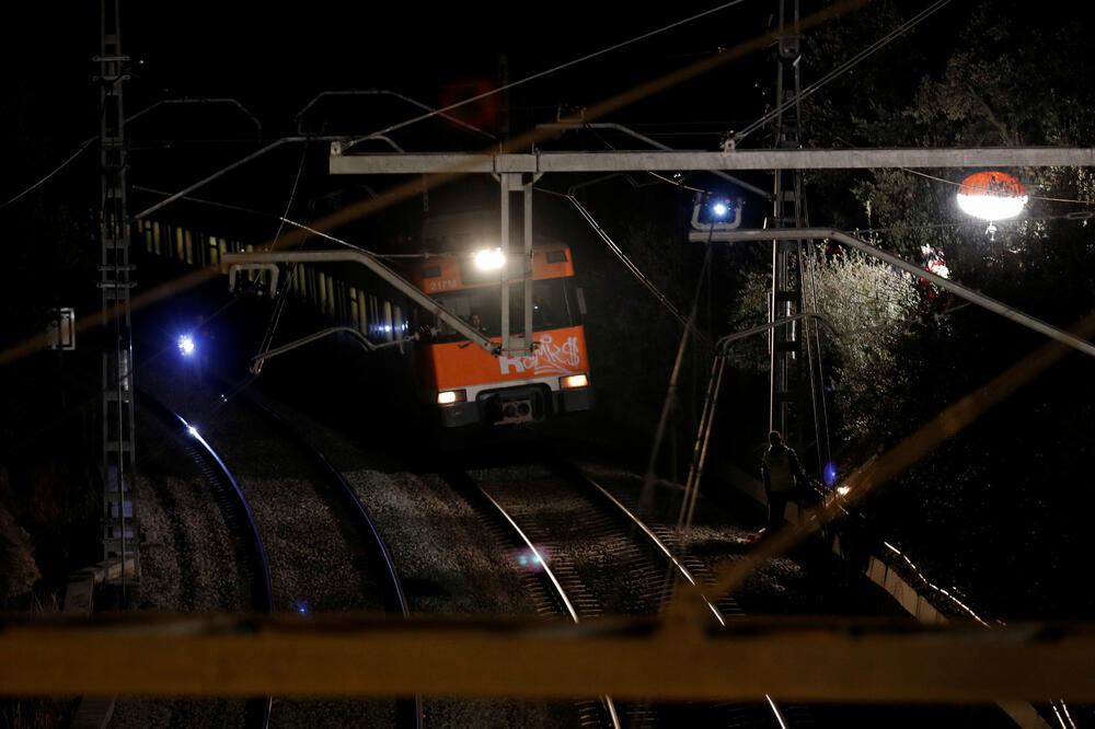 Voz dolazi da evakuiše ljude nakon nesreće, Foto: Reuters