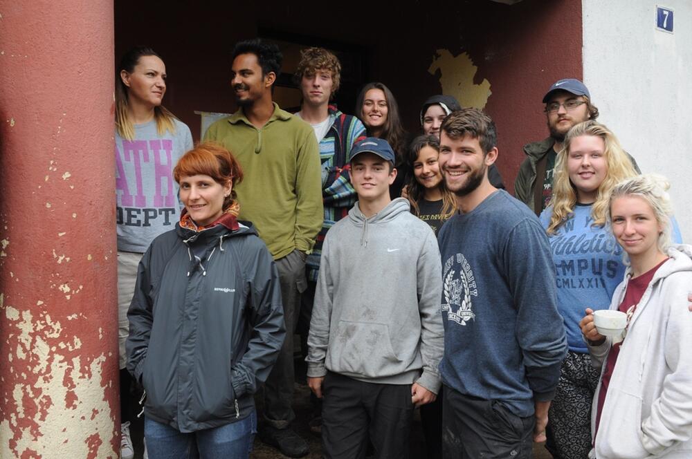 Arheolozi, Vrbička pećina