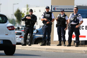 Pariz: Pronađen automobil pun plinskih boca, uhapšene dvije osobe