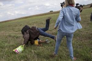 Optužnica protiv kamermanke koja je šutnula migranta: Nije zločin...