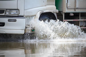 Vozite oprezno: Putevi mokri i klizavi, odroni učestali