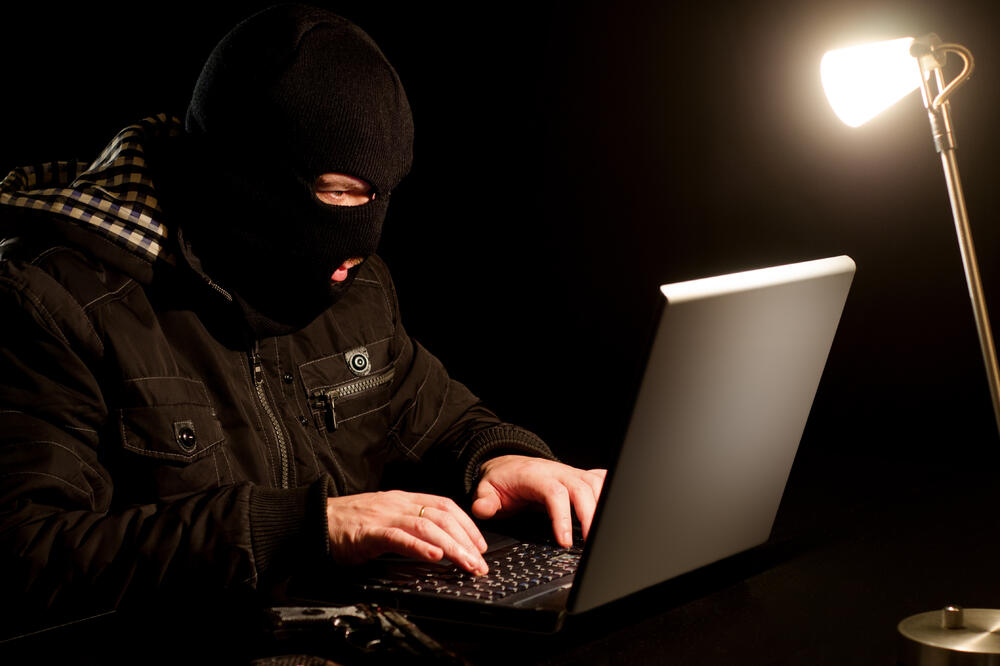 Terorista, kompjuter, Foto: Shutterstock