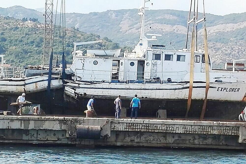 brod Explorer uništen (novine)