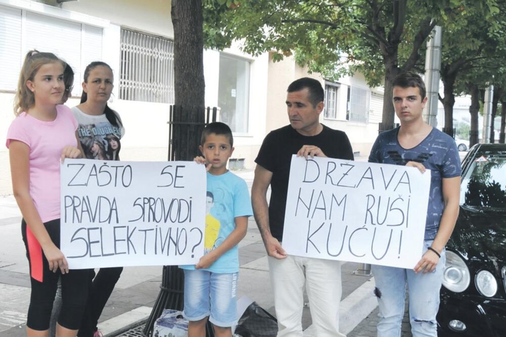 Porodica Zlatičanin, Foto: Zoran Đurić