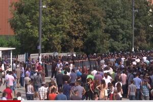 Priština: Sjednica kasni, demonstranti iza Skupštine