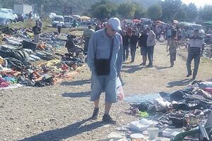 Divlji buvljak u Nikšiću: Roba polovna, ali kupaca ne fali