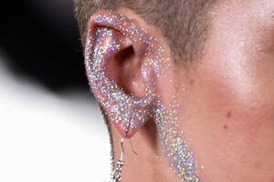 Novi trend na Instagramu: Šminkanje ušiju