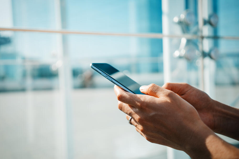 SMS, mobilni telefon, Foto: Shutterstock