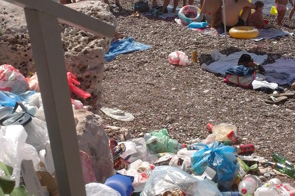 Crvena plaža smeće, Foto: Čitalac reporter