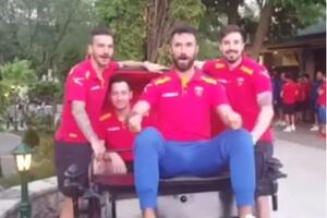 Snimak za sva vremena: Vučinić "vozi" reprezentativce u kočiji