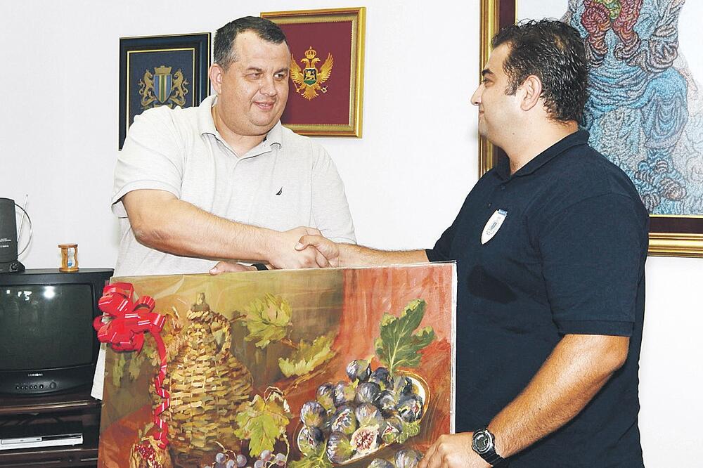 Novaković poklanja sliku Biševiću, Foto: Radomir Petrić