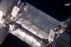 Astronauti u svemiru montiraju platformu za pristajanje...