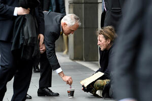 Australijski premijer "uhvaćen" kako daje prosjaku 5 dolara