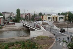 Bačena bomba u pravcu mosta u Kosovskoj Mitrovici