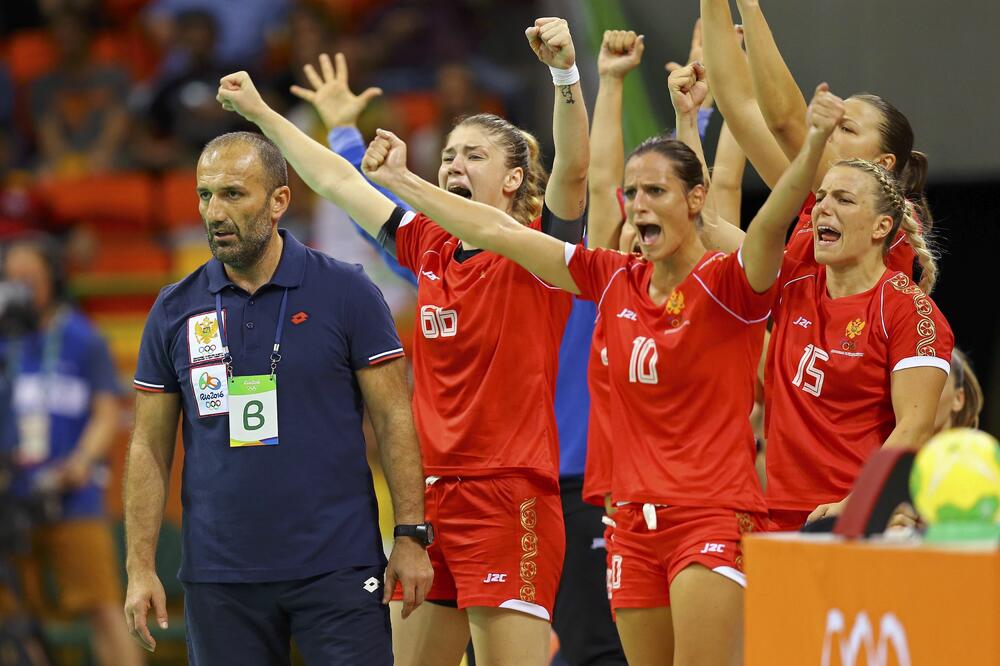 Dragan Adžić i rukometašice Crne Gore, Foto: Reuters