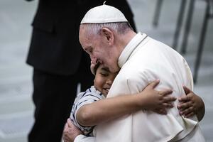 Papa časti rimske beskućnike danom na plaži i picom