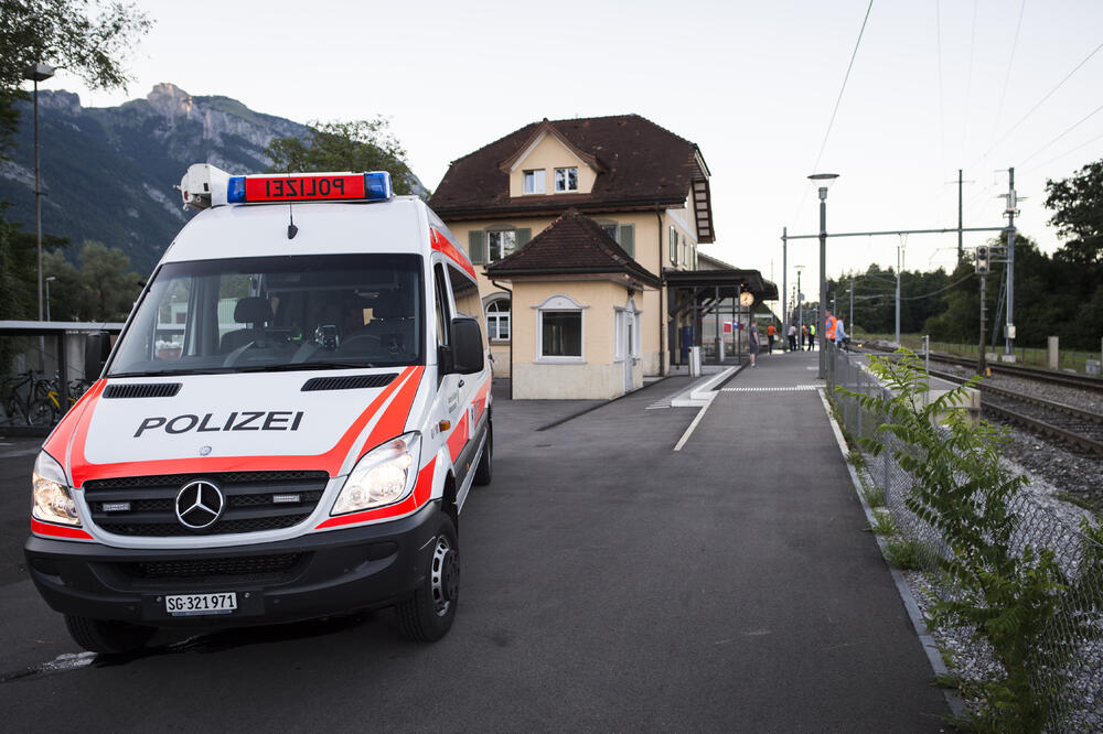voz, napad, Švajcarska, Foto: EPA/Gian Ehrenzeller