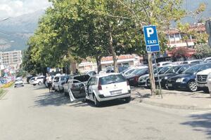 Taksistima u Budvi oduzeli 70 dozvola