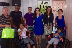 Ulcinj: Njujorčanka Donirala troje kolica i tablete za autizam