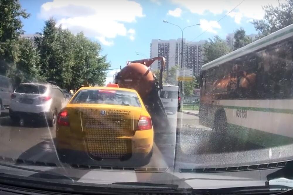 Kamion sa fekalijama, Foto: YouTube