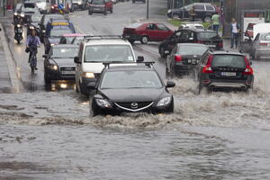 Obilne kiše pogodile Oslo, automobili zaglavljeni u vodi