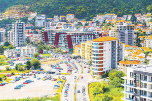 Budva: Kafanska buka nadjačala umjetnost