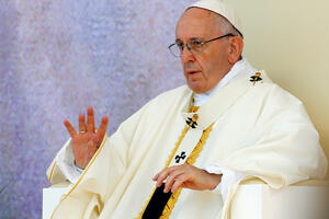Papa Franjo: Užasno je učiti djecu da mogu birati pol