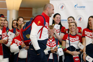 Odbojkaš Tetjuhin nosi rusku zastavu na otvaranju Igara