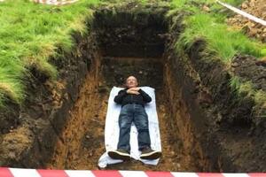 Sopstvenom "sahranom" poslao poruku zavisnicima od droga