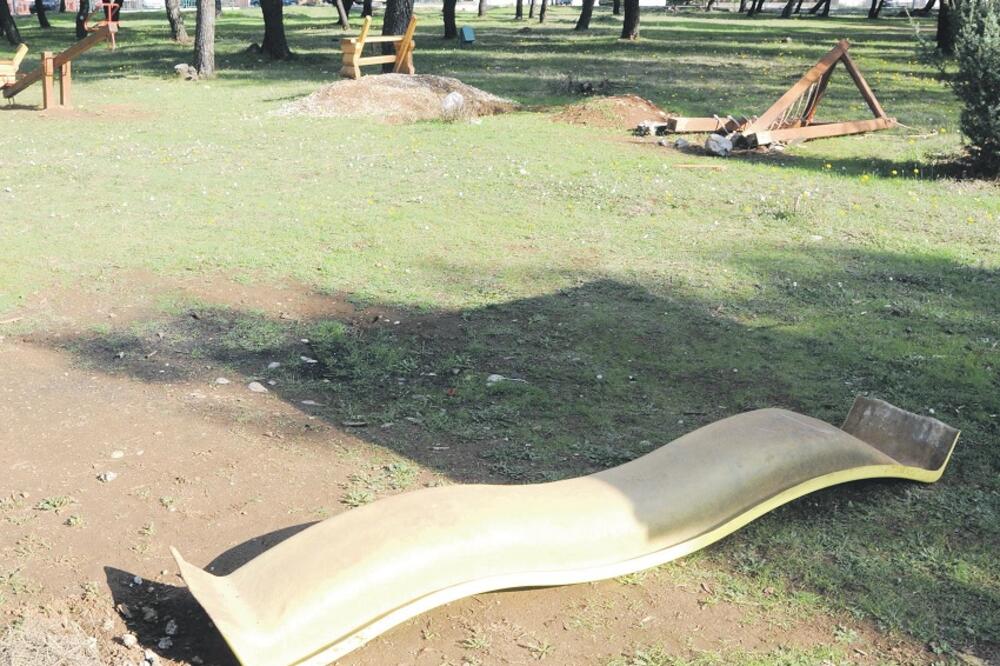 park, mobilijar, Foto: Arhiva "Vijesti"