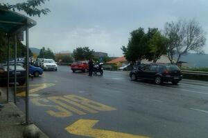 Saobraćajna nezgoda u Kamenarima: Autom udario u stijenu