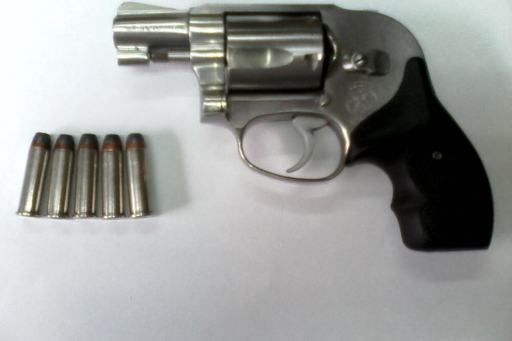 oduzeti pištolj, Foto: MUP Crne Gore