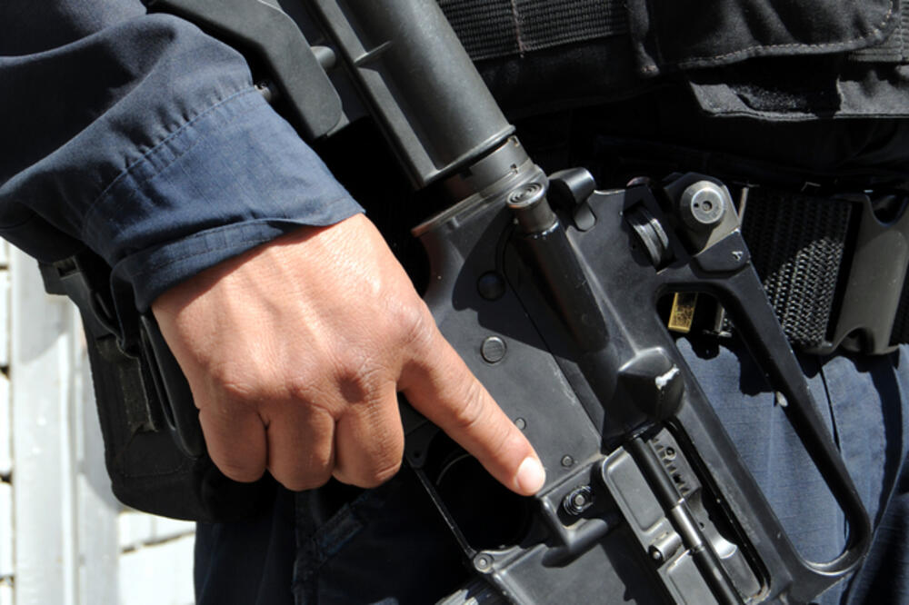 puška, policijA, Foto: Reuters