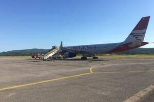 Ruski putnički avion se zbog problema u radu motora vratio u Tivat...