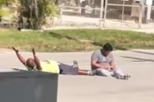 SAD: Policajac upucao crnca iako je držao ruke uvis