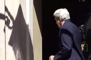 Pogledajte: Mala nezgoda Džona Kerija, udarila ga vrata u Dauning...