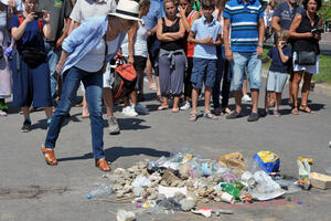 "Memorijal mržnje" u Nici: Pljuni i baci smeće na kamiondžiju ubicu