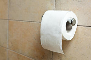 Brutalni napad toalet papirom