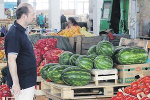 Poljoprivrednici teško do kupca od uvoza i marketa