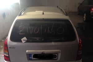 Blokirao dio parkinga u Budvi: Izbušili mu gumu i ostavili poruku