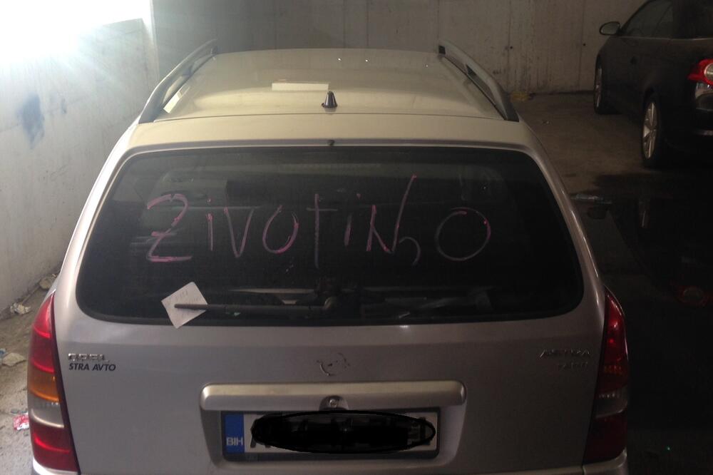 auto Budva poruke, Foto: Vuk Lajović